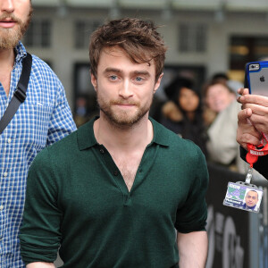 Daniel Radcliffe signe des autoraphes à ses fans devant les studios de la Radio 1 à Londres, le 21 octobre 2014. 