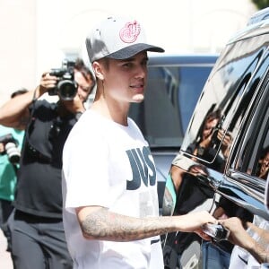 Justin Bieber fait du shopping dans une boutique Nike à Beverly Hills le 26 juin 2015.