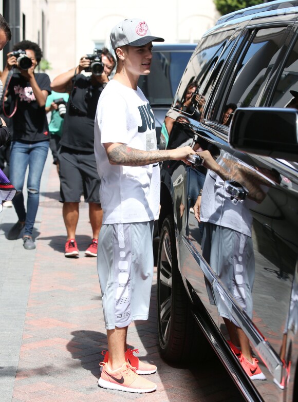 Justin Bieber fait du shopping dans une boutique Nike à Beverly Hills le 26 juin 2015.