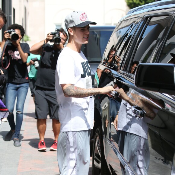 Justin Bieber fait du shopping dans une boutique Nike à Beverly Hills le 26 juin 2015.
