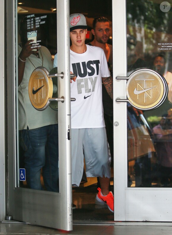 Justin Bieber fait du shopping dans une boutique Nike à Beverly Hills le 26 juin 2015.