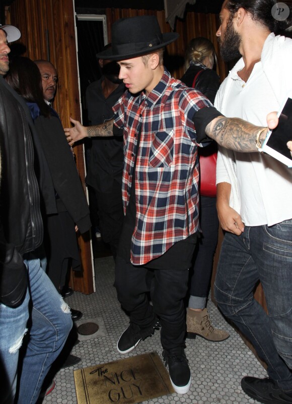 Justin Bieber quitte le club Nice Guy à Los Angeles le 25 juin 2015.