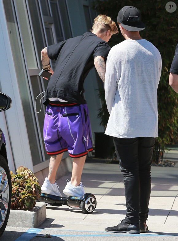 Justin Bieber essaye un skate speedway avant de se rendre sur un studio d'enregistrement à Los Angeles le 25 juin 2015.