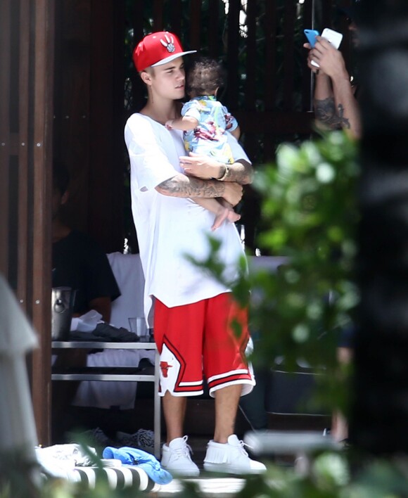 Justin Bieber et Hailey Baldwin se montrent très proches en public au bord d'une piscine avec des amis à Miami, le 15 juin 2015.