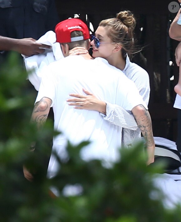 Justin Bieber et Hailey Baldwin se montrent très proches en public au bord d'une piscine avec des amis à Miami, le 15 juin 2015.