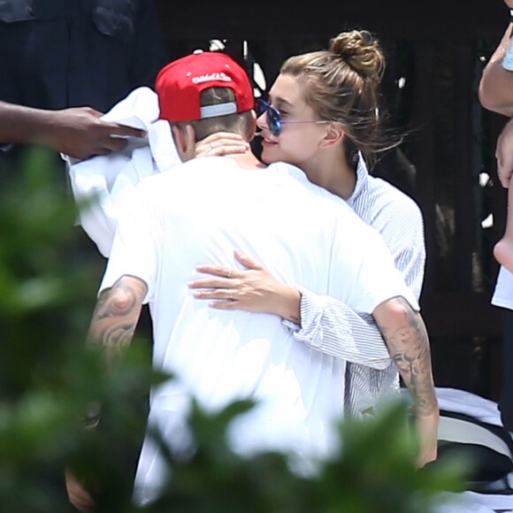 Justin Bieber et Hailey Baldwin se montrent très proches en public au bord d'une piscine avec des amis à Miami, le 15 juin 2015.