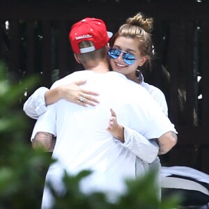 Justin Bieber et Hailey Baldwin se montrent très proches en public au bord d'une piscine avec des amis à Miami, le 15 juin 2015.