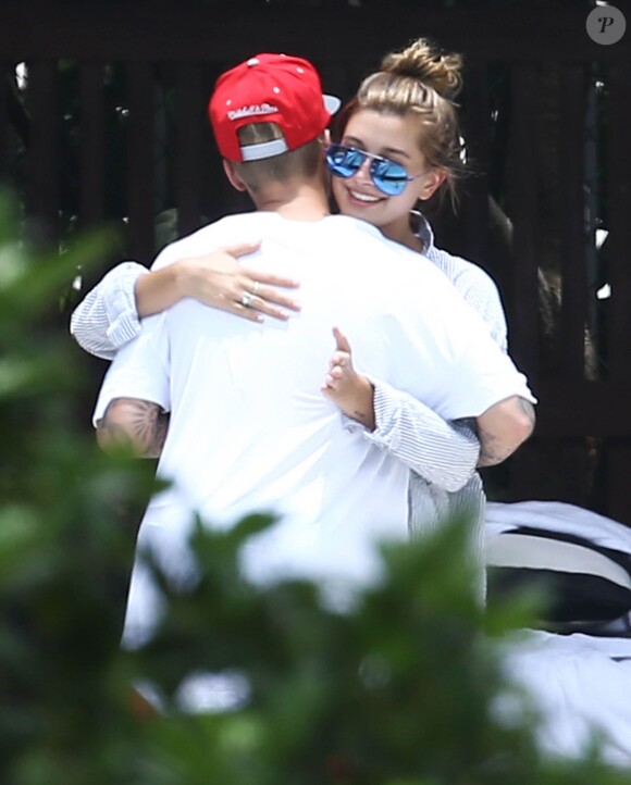 Justin Bieber et Hailey Baldwin se montrent très proches en public au bord d'une piscine avec des amis à Miami, le 15 juin 2015.