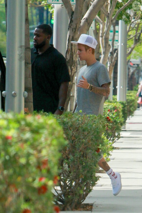 Justin Bieber déjeune avec l'un de ses gardes du corps à Beverley Hills, Los Angeles, le 21 juillet 2015