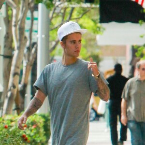Justin Bieber déjeune avec l'un de ses gardes du corps à Beverley Hills, Los Angeles, le 21 juillet 2015
