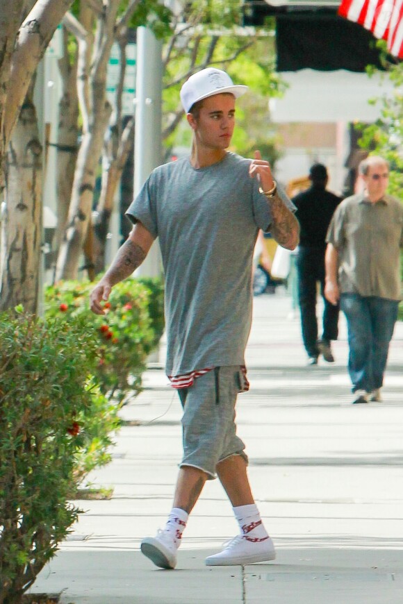 Justin Bieber déjeune avec l'un de ses gardes du corps à Beverley Hills, Los Angeles, le 21 juillet 2015