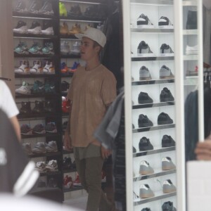 Justin Bieber fait du shopping à Shoe Palace, West Hollywood, Los Angeles, le 19 juillet 2015