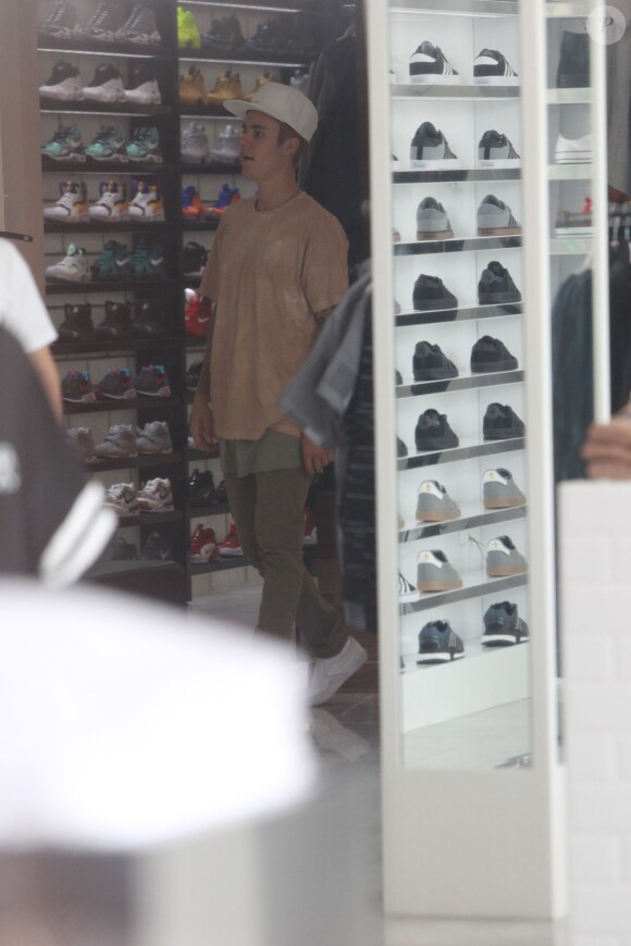Justin Bieber fait du shopping à Shoe Palace, West Hollywood, Los Angeles, le 19 juillet 2015