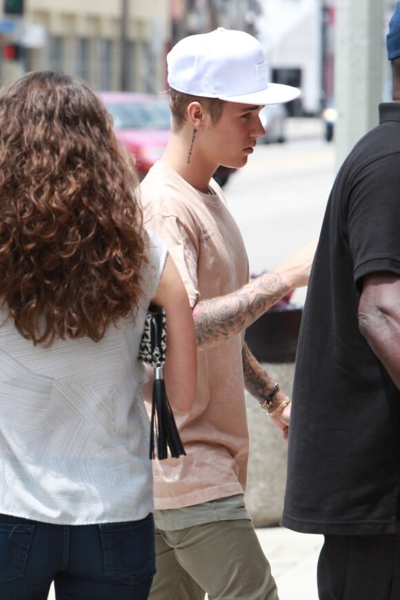 Justin Bieber fait du shopping à Shoe Palace, West Hollywood, Los Angeles, le 19 juillet 2015
