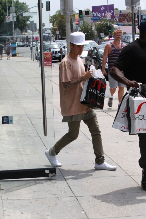 Justin Bieber fait du shopping à Shoe Palace, West Hollywood, Los Angeles, le 19 juillet 2015