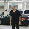 Justin Bieber sur sa Hawk Board dans le parking du Beverly Center, Los Angeles, le 31 mai 2015