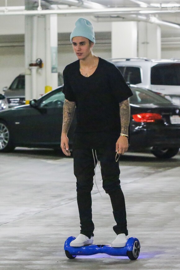 Justin Bieber sur sa Hawk Board dans le parking du Beverly Center, Los Angeles, le 31 mai 2015