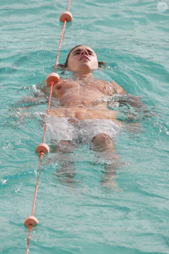 Justin Bieber nage à Bondi Iceberg, Sydney, le 29 juin 2015