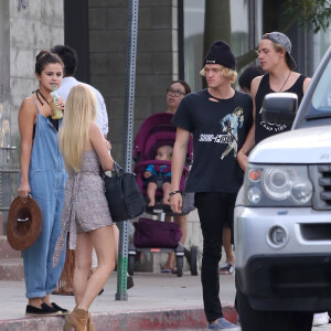 Selena Gomez et Cody Simpson avec d'autres amis dans les rues de Venice, Los Angeles, le 29 juin 2015