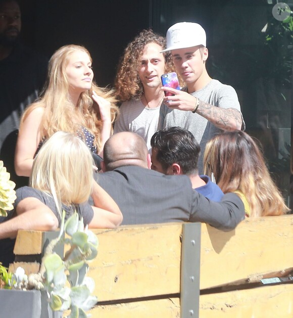 Exclusif - Justin Bieber est allé déjeuner avec des amis à Los Angeles, le 21 july 2015