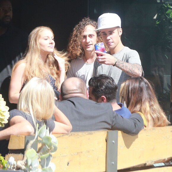 Exclusif - Justin Bieber est allé déjeuner avec des amis à Los Angeles, le 21 july 2015
