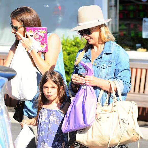 Exclusif - Sarah Michelle Gellar va déjeuner avec sa fille Charlotte à Brentwood, le 18 juin 2015.