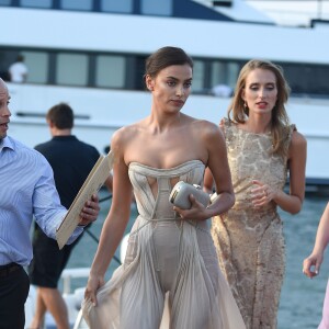 Irina Shayk se rend à la soirée organisée par Leonardo DiCaprio au profit de sa fondation au Domaine Bertaud Belieu à Gassin le 22 juillet 2015.