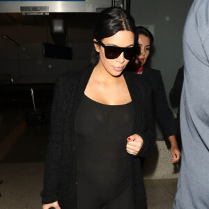 Kim Kardashian, enceinte, arrive à l'aéroport LAX de Los Angeles, en provenance de Paris. Le 22 juillet 2015.