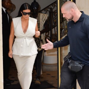 Kim Kardashian et son garde du corps Pascal Duvier quittent le magasin Balmain, rue François 1er. Paris, le 21 juillet 2015.