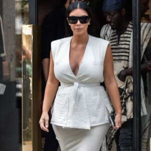 Kim Kardashian quitte le magasin Givenchy, sur l'avenue Montaigne. Paris, le 21 juillet 2015.