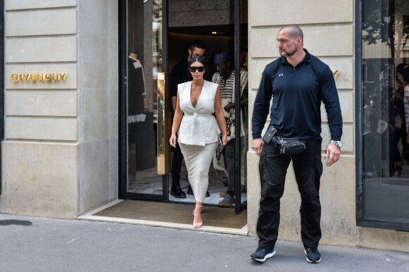Kim Kardashian quitte le magasin Givenchy, sur l'avenue Montaigne. Paris, le 21 juillet 2015.