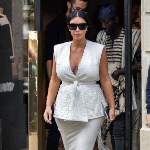 Kim Kardashian quitte le magasin Givenchy, sur l'avenue Montaigne. Paris, le 21 juillet 2015.