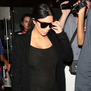 kim Kardashian enceinte arrive à l'aéroport de LAX à Los Angeles, le 22 juillet 2015 en provenance de Paris.