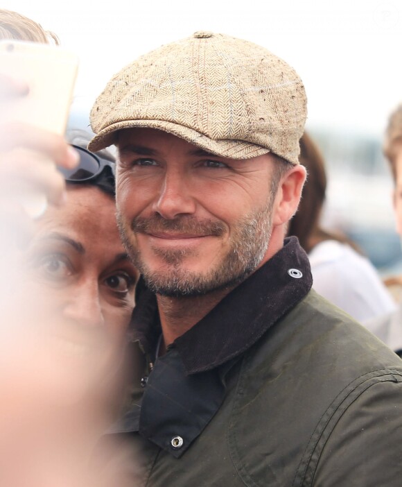 David Beckham et son fils Brooklyn sur un bateau de pêche à Worthing, le 24 juin 2015.  