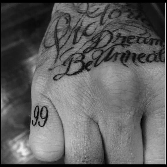 David Beckham s'est offert un nouveau tatouage, 99, qui symbolise l'année de son mariage avec Victoria et celle où il a remporté plusieurs victoires avec la Manchester United / juillet 2015