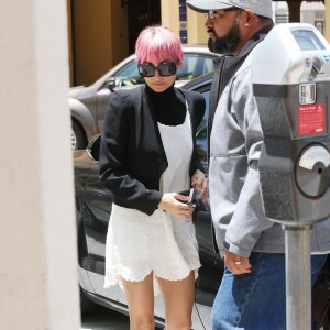 Nicole Richie, les cheveux rose, sur le tournage de sa série télévisée 'Candidly Nicole' à Westwood, le 27 mai 2015