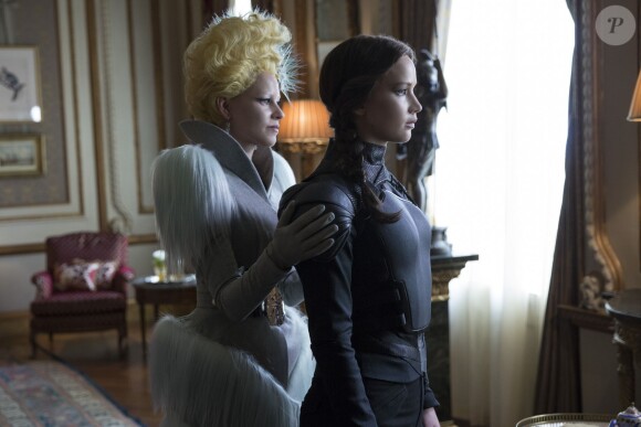Elizabeth Banks et Jennifer Lawrence dans Hunger Games – La Révolte : Partie 2