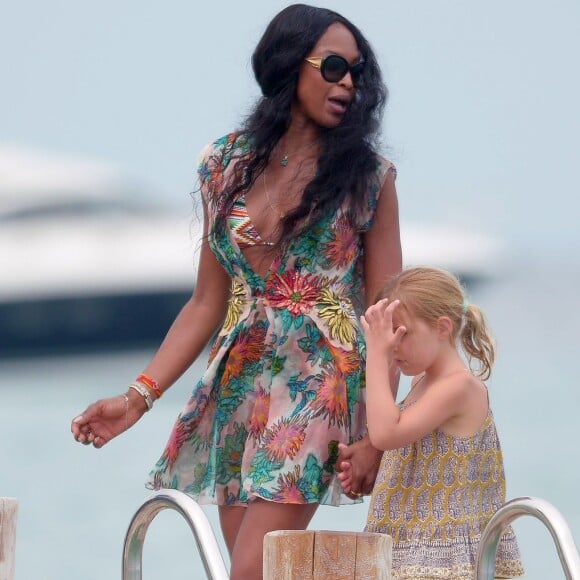 Naomi Campbell arrive au Club 55 à Ramatuelle, commune voisine de Saint-Tropez. Le 23 juillet 2015.