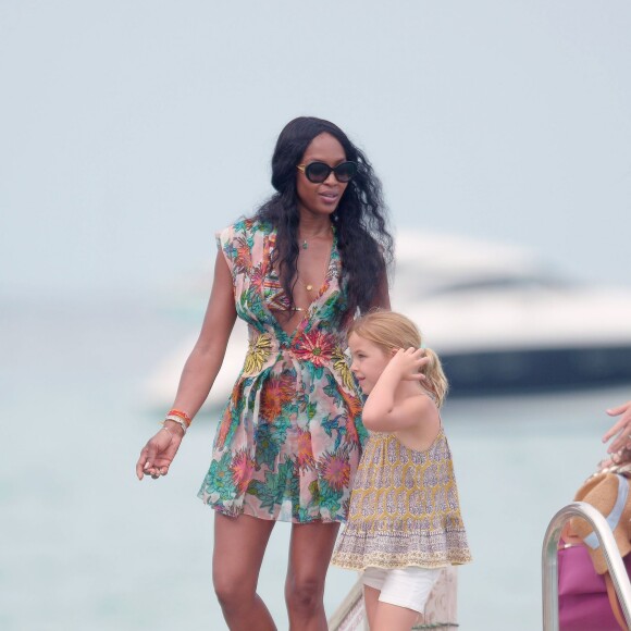 Naomi Campbell arrive au Club 55 à Ramatuelle, commune voisine de Saint-Tropez. Le 23 juillet 2015.