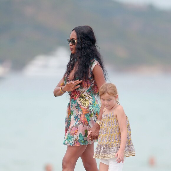 Naomi Campbell arrive au Club 55 à Ramatuelle, commune voisine de Saint-Tropez. Le 23 juillet 2015.