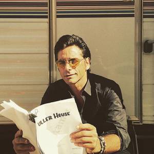 John Stamos pose sur Twitter sur le tournage de la série Fuller House, le vendredi 24 juillet 2015.