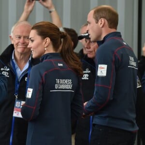 Le prince William et la duchesse de Cambridge, Kate Middleton, assistent à l'America's Cup World Series (ACWS) de Portsmouth, le 26 juillet 2015. Le couple portait des vestes à leur nom.