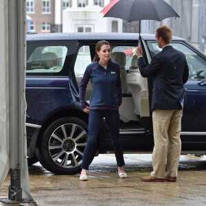 Le prince William et la duchesse de Cambridge, Kate Middleton, assistent à l'America's Cup World Series (ACWS) de Portsmouth, le 26 juillet 2015. Le couple est arrivé sous la pluie et la compétition annulée en raison des vents violents.