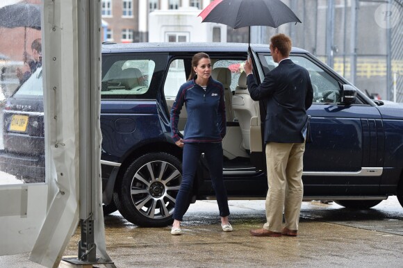 Le prince William et la duchesse de Cambridge, Kate Middleton, assistent à l'America's Cup World Series (ACWS) de Portsmouth, le 26 juillet 2015. Le couple est arrivé sous la pluie et la compétition annulée en raison des vents violents.