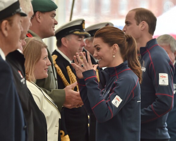 Le prince William et la duchesse de Cambridge assistent à l'America's Cup World Series (ACWS) de Portsmouth, le 26 juillet 2015. En raison des vents violents, les deux régates d'une vingtaine de minutes ont dû être annulées. 
