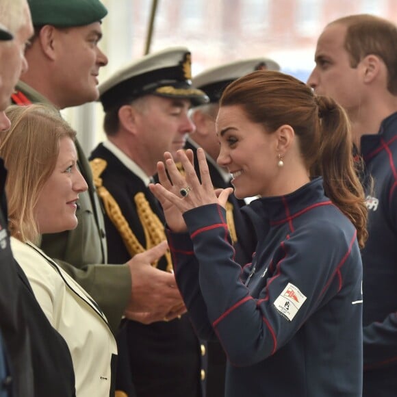 Le prince William et la duchesse de Cambridge assistent à l'America's Cup World Series (ACWS) de Portsmouth, le 26 juillet 2015. En raison des vents violents, les deux régates d'une vingtaine de minutes ont dû être annulées. 