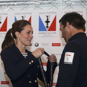 Kate Middleton remet une médaille à Ben Ainslie lors de sa visite à Portsmouth avec le prince William, le 26 juillet 2015.