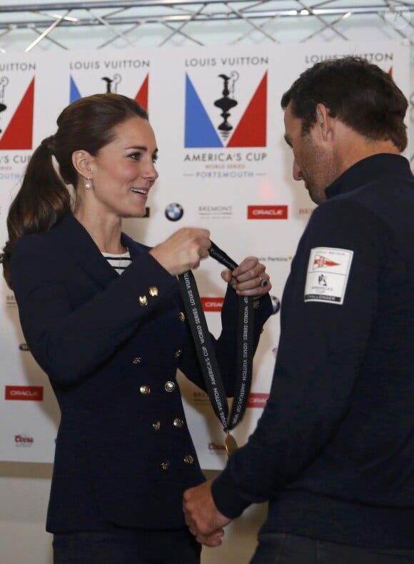 Kate Middleton remet une médaille à Ben Ainslie lors de sa visite à Portsmouth avec le prince William, le 26 juillet 2015.