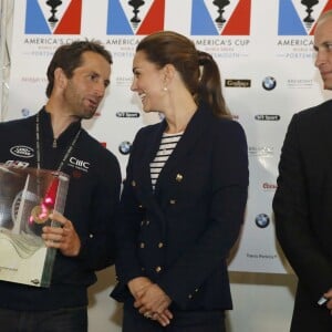 Kate Middleton remet une médaille à Ben Ainslie lors de sa visite à Portsmouth avec le prince William, le 26 juillet 2015.