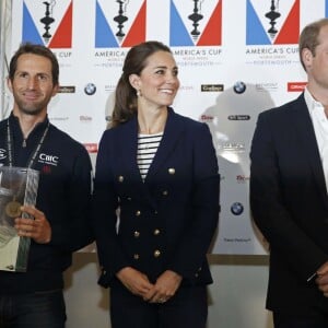 Kate Middleton remet une médaille à Ben Ainslie lors de sa visite à Portsmouth avec le prince William, le 26 juillet 2015.